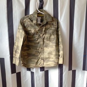 GREEN CAMO LONG SLEEVE BUTTON DOWN SHIRT